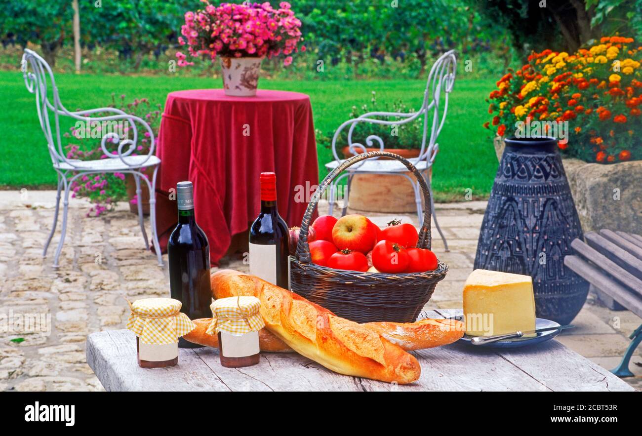 Vino francese, pane e formaggio con vigneti di Saint Emilion, Francia Foto Stock