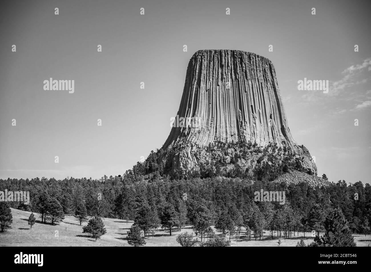 Formazione geologica chiamata Torre del Diavolo contro un cielo vuoto Foto Stock