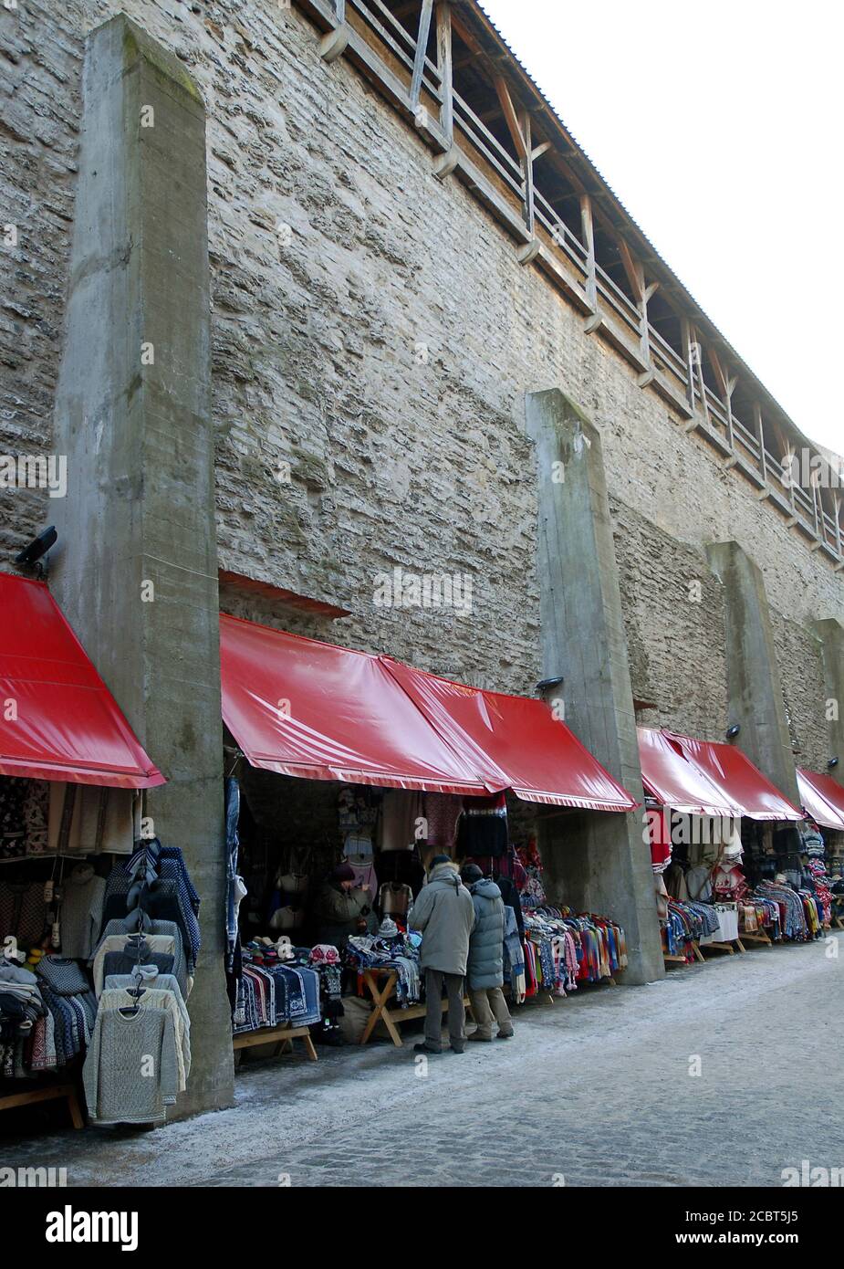 Un vecchio mercato situato nelle mura della città di Tallinn, Estonia. La gente sta facendo shopping al mercato nel centro storico di Tallinn. Foto Stock