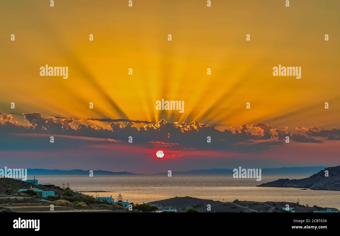 Sunbeam Tramonto. Incredibile tramonto estivo sull'isola di Syros in Grecia. Foto Stock