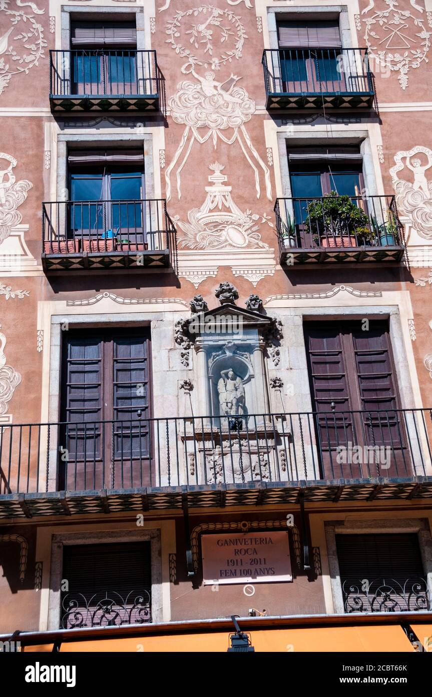 Lo sgraffito del quartiere Gotico di Barcellona, la tecnica di stratificare l'intonaco e graffiare la superficie per creare un design, Spagna. Foto Stock