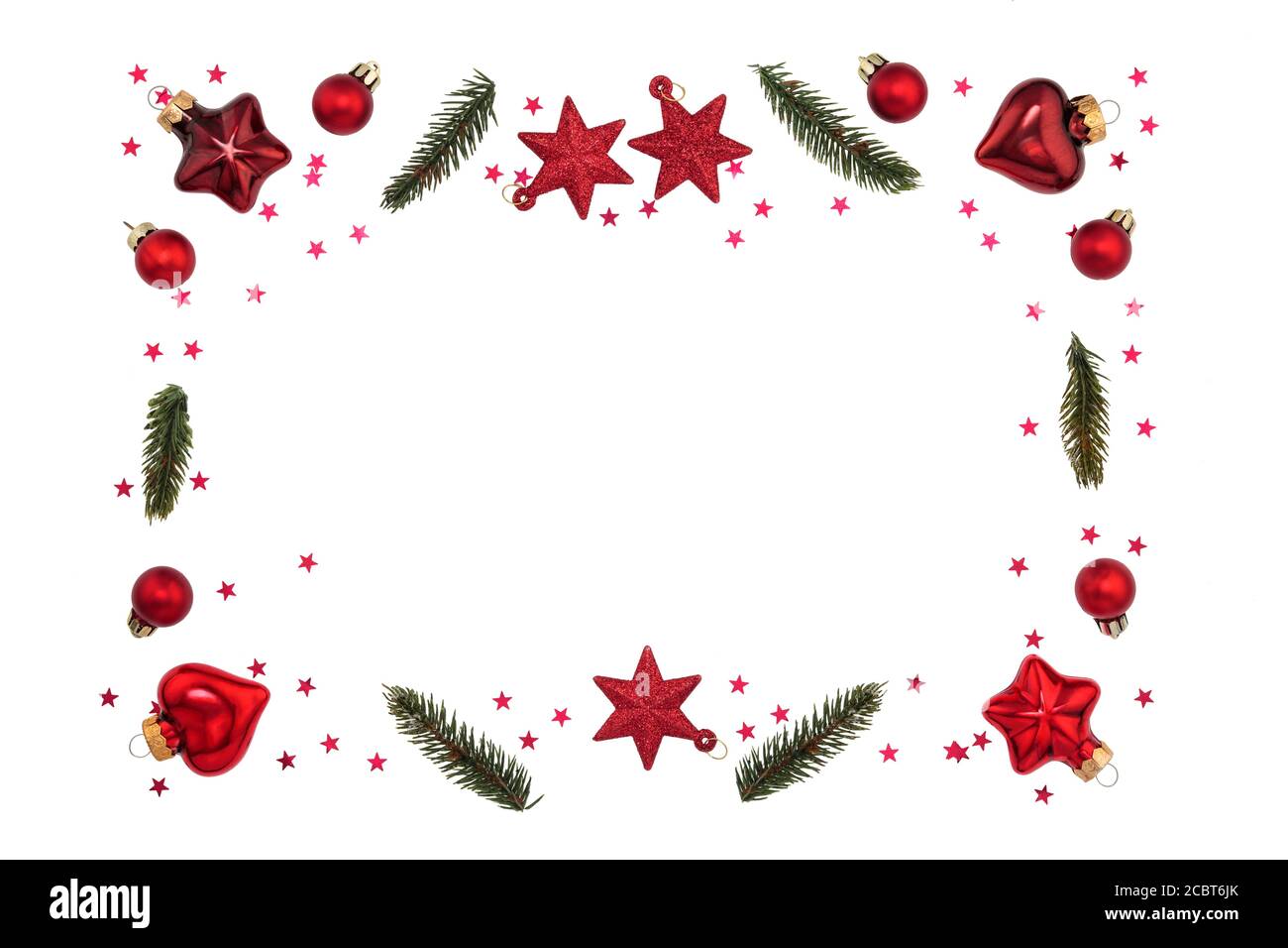 Natale decorazioni rosso su sfondo bianco. Flatlay, vista dall'alto, copia dello spazio. Foto Stock