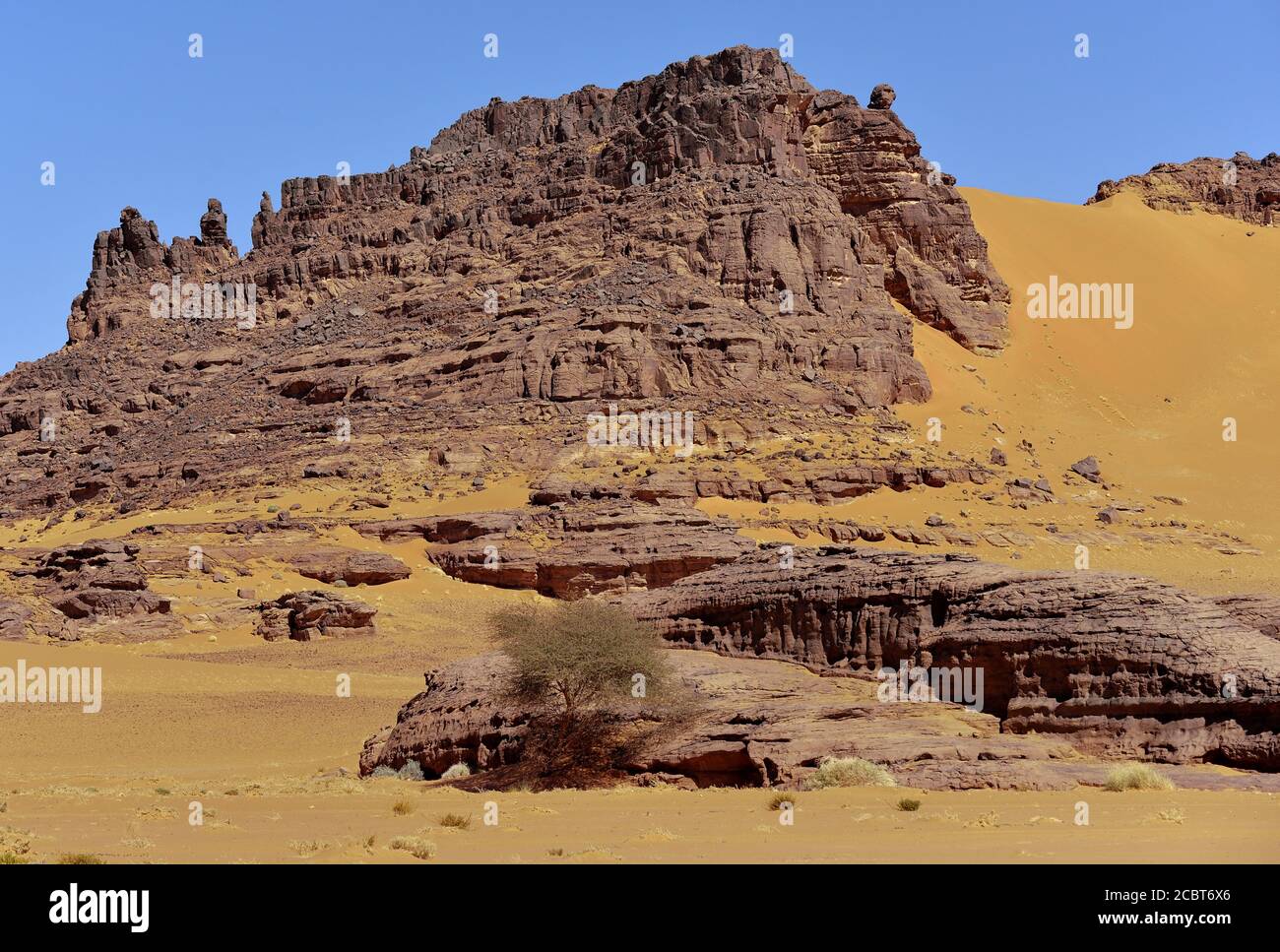 ROCCE E DUNE DI SABBIA NELLA REGIONE DI TADRART NEL DESERTO DEL SAHARA IN ALGERIA. SAFARI E AVVENTURA. TURISMO IN ALGERIA. Foto Stock