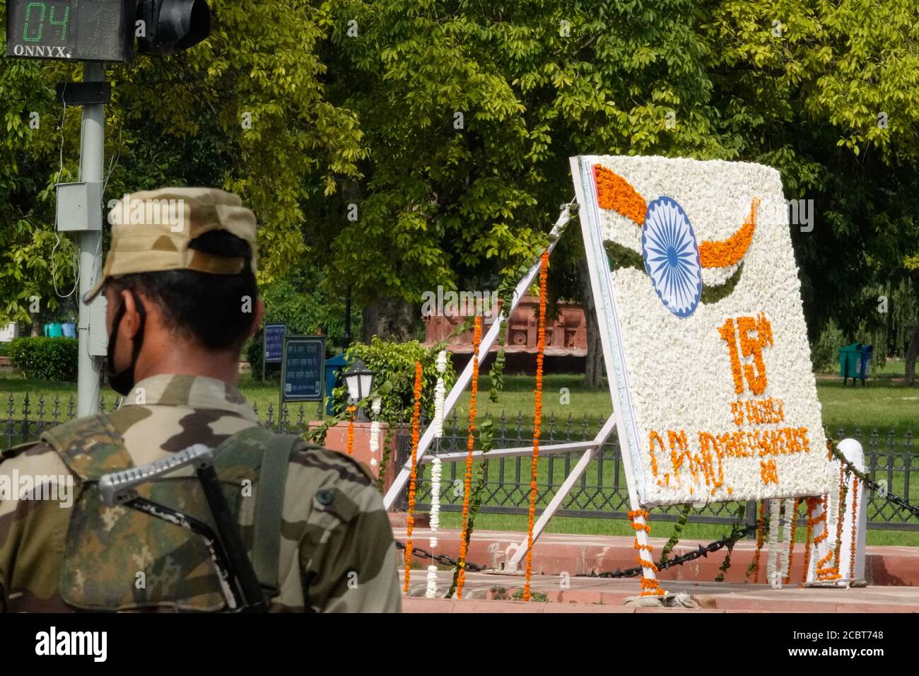 Decorazione di fiori con scritto felice 74a Indipendenza persone giorno di India che celebra la giornata dell'indipendenza indiana nella capitale nazionale Delhi by scattare foto selfie su strade e strade decorate con nazionale Bandiere tricolore e tra Covid-19 coronavirus pandemia focolaio nel anno 2020 Foto Stock