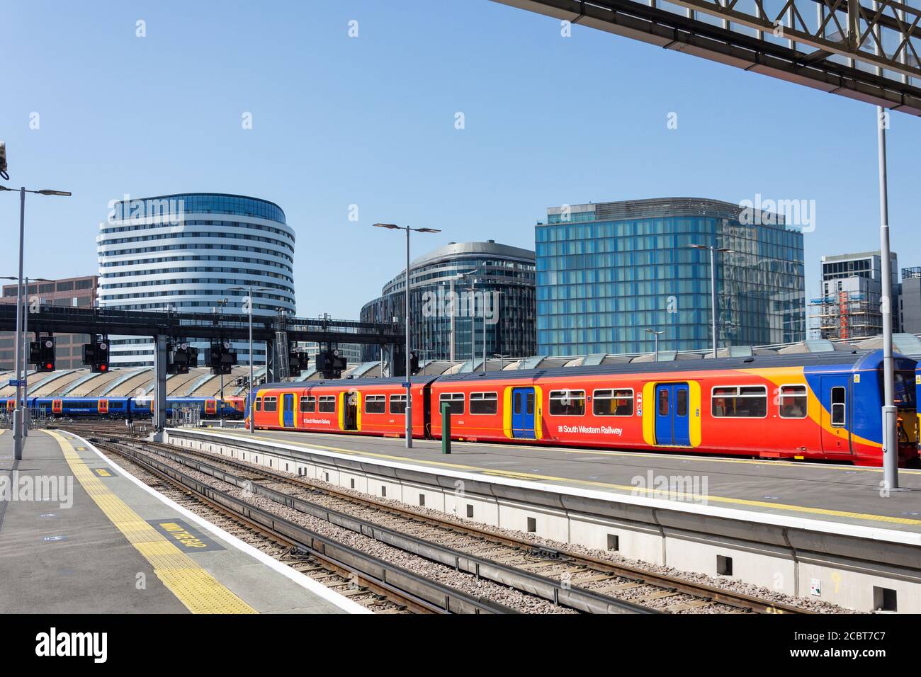 Piattaforme sulla London Waterloo Railway Station, Waterloo, London Borough of Lambeth, Greater London, England, United Kingdom Foto Stock