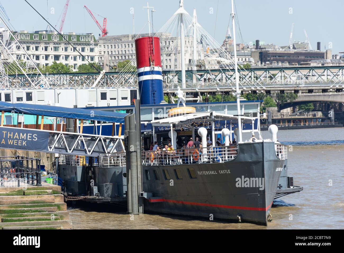 Pub 'Tatterchall Castle' sul Tamigi, Victoria Embankment, City of Westminster, Greater London, England, Regno Unito Foto Stock