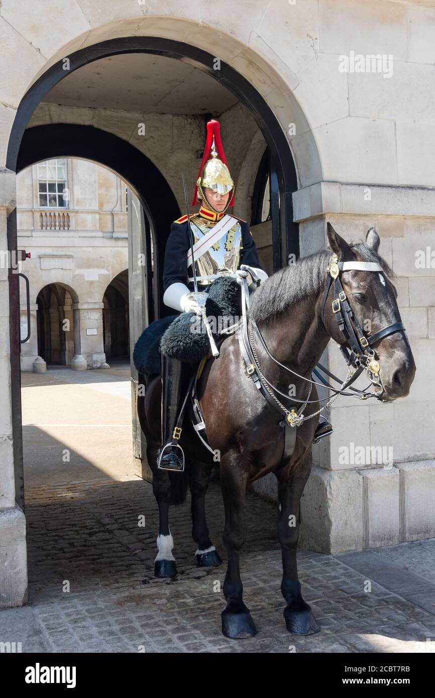 Un soldato montato della Cavalleria domestica in servizio a Horse Guards, Whitehall, City of Westminster, Greater London, England, Regno Unito Foto Stock