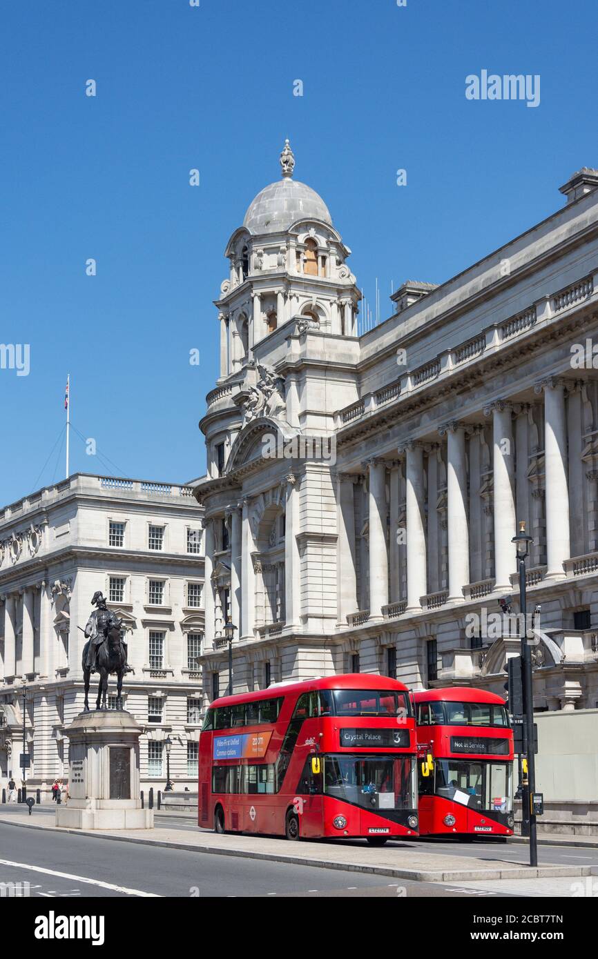 Autobus a due piani di fronte all'Old War Office Building, Whitehall, City of Westminster, Greater London, England, Regno Unito Foto Stock