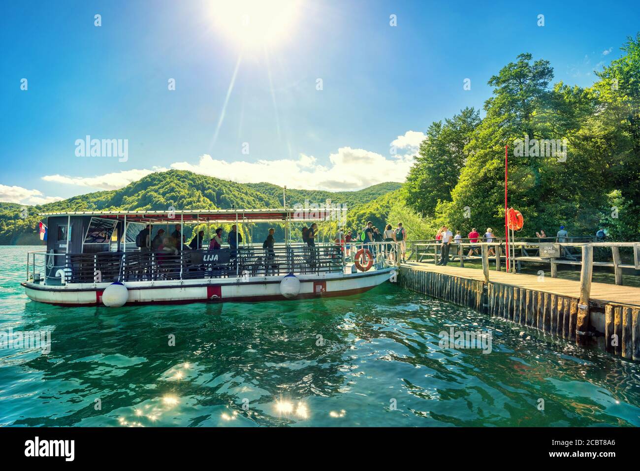 Vista sul molo e sul traghetto con i turisti nel parco nazionale dei laghi di Plitvice. Laghi di Plitvice, Croazia, Europa Foto Stock