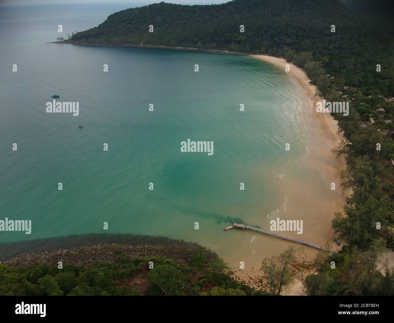 Ripresa aerea di Lazy Beach, Kho Rong Samloem, Cambogia. Acqua verde, natura selvaggia, pochi bungalow. L'isola è ancora un paradiso. Foto Stock