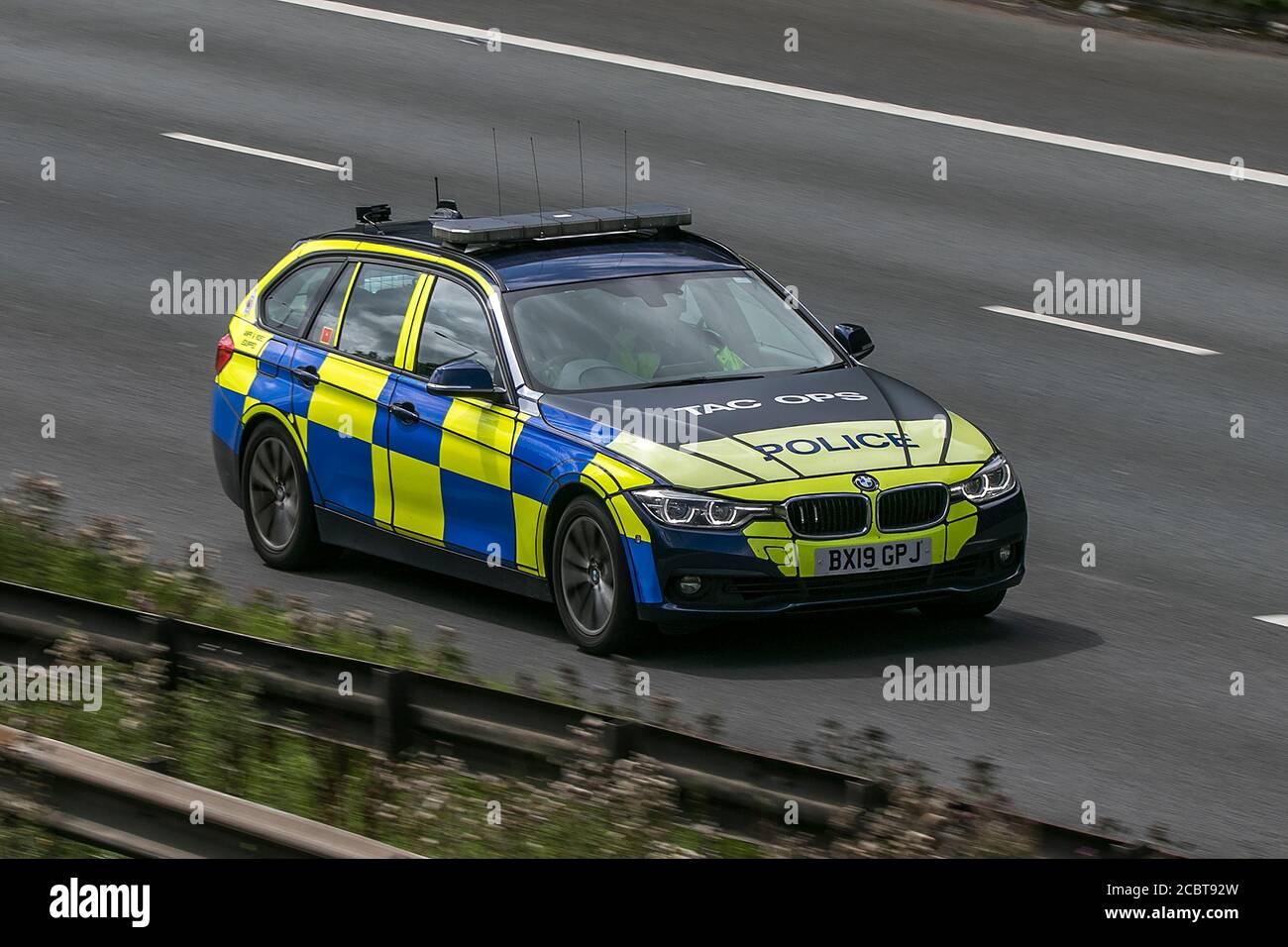 2019 BMW 330D Xdrive AC Auto; British Police Cars Tactical Operations Unit BMW automobili che guidano sull'autostrada M6 vicino Preston a Lancashire, Regno Unito. Foto Stock