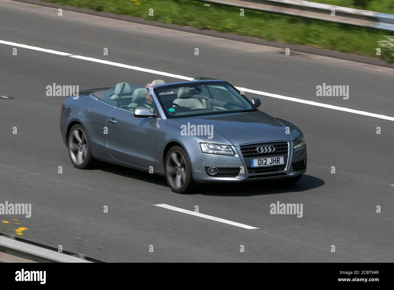 D12JHR Audi A5 se TFSI 211 CVT Gray Car Cabriolet cabriolet benzina guidando sull'autostrada M6 vicino Preston in Lancashire, Regno Unito. Foto Stock