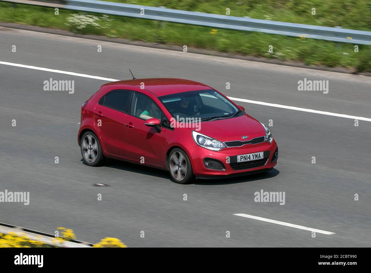 2014 KIA Rio 3 Ecodynamics Red Car Hatchback Diesel sulla M6 autostrada vicino Preston a Lancashire, Regno Unito. Foto Stock