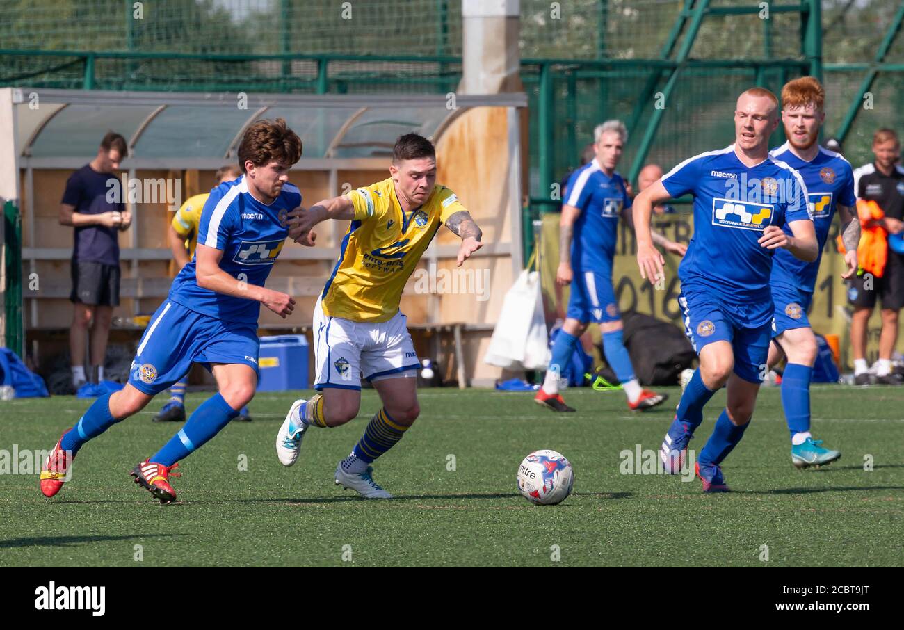 Jack Dunn, marcatore del primo obiettivo delle 2020 amicizie pre-stagione per le battaglie di Warrington Town attraverso la difesa dell'opposizione Credit: John Hopkins/Alamy Live News Foto Stock