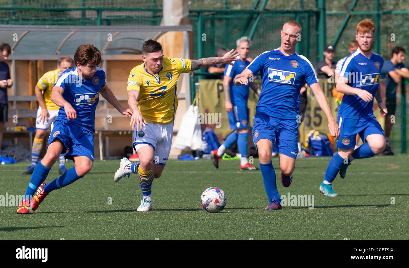 Jack Dunn, marcatore del primo obiettivo delle 2020 amicizie pre-stagione per le battaglie di Warrington Town attraverso la difesa dell'opposizione Credit: John Hopkins/Alamy Live News Foto Stock
