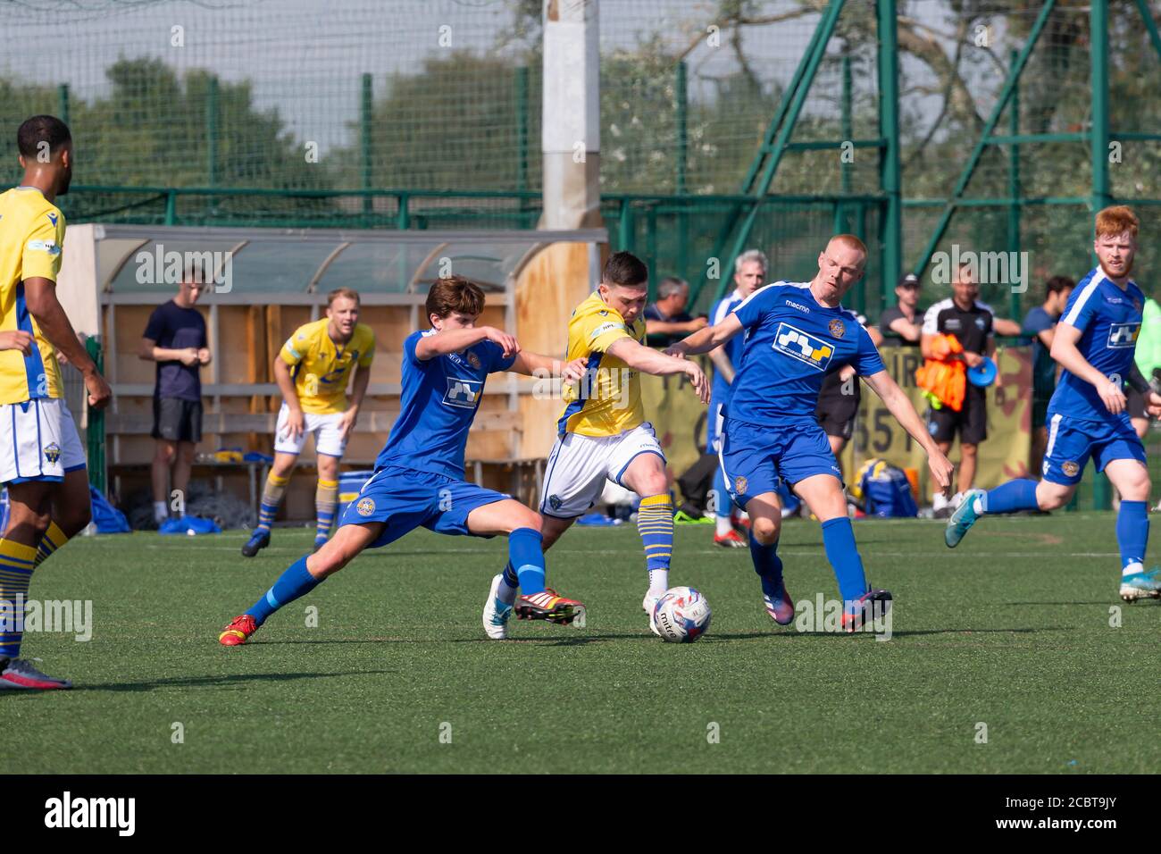 Jack Dunn, marcatore del primo obiettivo delle 2020 amicizie pre-stagione per le battaglie di Warrington Town attraverso la difesa dell'opposizione Credit: John Hopkins/Alamy Live News Foto Stock