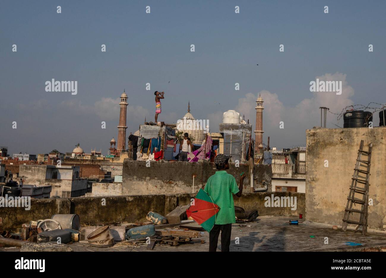 Nuova Delhi, India. 15 agosto 2020. I aquiloni punteggiano il cielo durante le celebrazioni del giorno dell'Indipendenza dell'India nei vecchi quartieri. Molte persone in India volare aquiloni per celebrare il paese Independence Day. Rivolgendosi alla nazione dall'iconico Forte Rosso di Delhi in India, che ha completato 73 anni di indipendenza, il primo ministro Narendra modi ha dichiarato che la tabella di marcia per la produzione di vaccini per il coronavirus e la sua distribuzione equa nel paese è pronta. Il Covid-19 dell'India attraversa 2.5 milioni con 65,000 nuovi casi in 24 ore. Credit: Vijay Pandey/ZUMA Wire/Alamy Live News Foto Stock