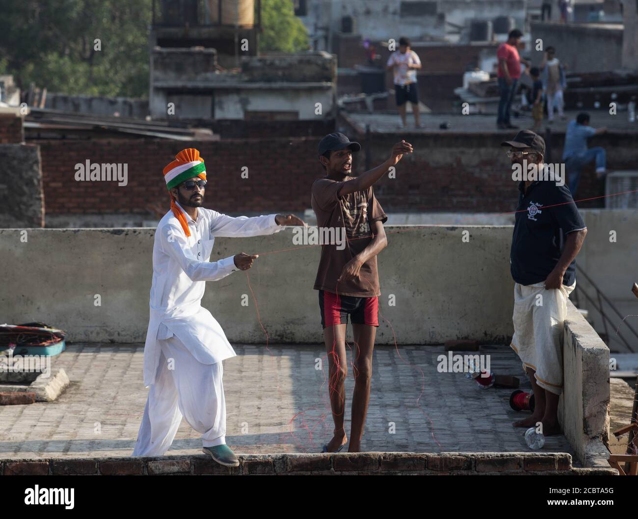 Nuova Delhi, India. 15 agosto 2020. I aquiloni punteggiano il cielo durante le celebrazioni del giorno dell'Indipendenza dell'India nei vecchi quartieri. Molte persone in India volare aquiloni per celebrare il paese Independence Day. Rivolgendosi alla nazione dall'iconico Forte Rosso di Delhi in India, che ha completato 73 anni di indipendenza, il primo ministro Narendra modi ha dichiarato che la tabella di marcia per la produzione di vaccini per il coronavirus e la sua distribuzione equa nel paese è pronta. Il Covid-19 dell'India attraversa 2.5 milioni con 65,000 nuovi casi in 24 ore. Credit: Vijay Pandey/ZUMA Wire/Alamy Live News Foto Stock