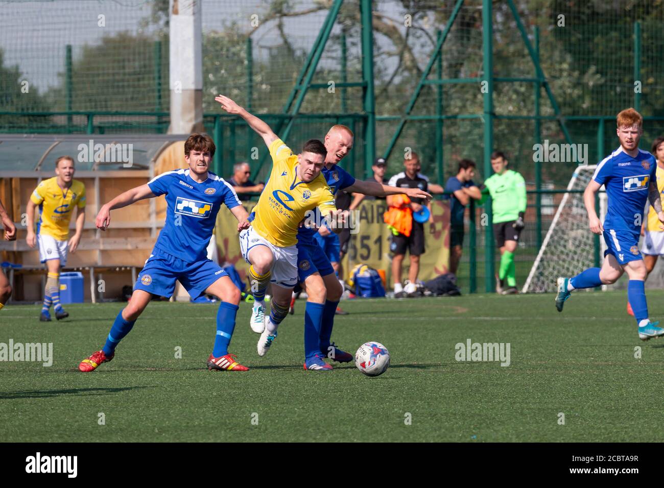 Jack Dunn, marcatore del primo obiettivo delle 2020 amicizie pre-stagione per le battaglie di Warrington Town attraverso la difesa dell'opposizione Credit: John Hopkins/Alamy Live News Foto Stock