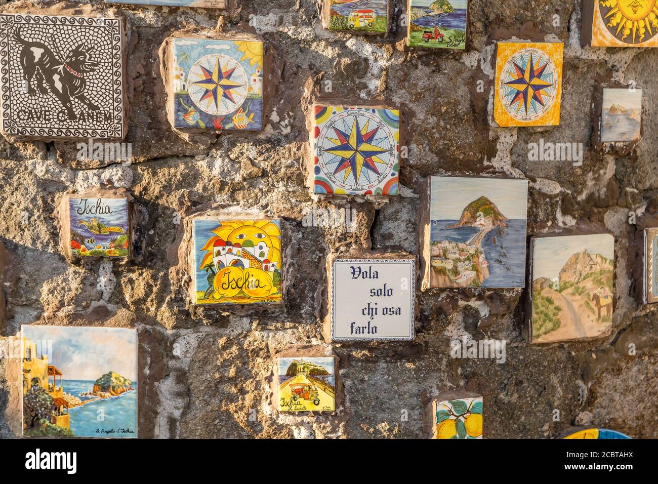 SANTANGELO, ISCHIA (NA), ITALIA - 1 LUGLIO 2020: La luce del sole illumina le colorate ceramiche artigianali dell'Isola d'Ischia Foto Stock