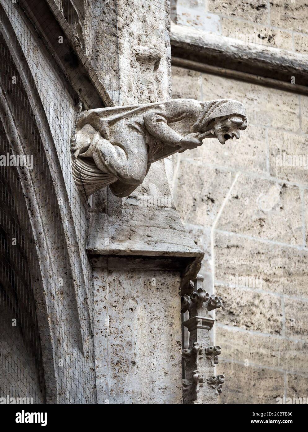 Gargoyle come la strega medievale sul muro di Rathaus o il nuovo municipio su Marienplatz Square, Monaco, Baviera, Germania. Questo edificio e' un punto di riferimento di Monaco. Foto Stock