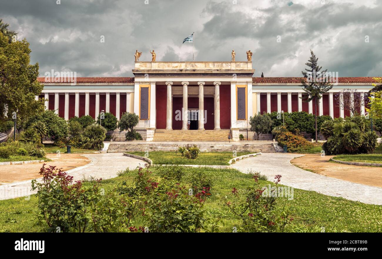 Museo Archeologico Nazionale di Atene, Grecia. E' uno dei principali monumenti storici di Atene. Vista panoramica dell'ingresso del museo sotto il cielo spettacolare. Foto Stock