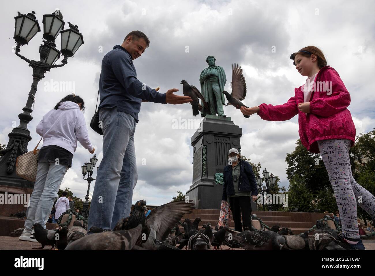 Mosca, Russia. 15 agosto, 2020 persone partecipano a un raduno politico a sostegno dei manifestanti nella regione russa di Khabarovsk e in Bielorussia, in piazza Pushkin, nel centro di Mosca, Russia. Blogger Valery Solovei ha chiamato i cittadini russi camminare per le strade centrali delle città russe, alimentare i piccioni con la solidarietà civile con la Bielorussia e Khabarovsk proteste politiche, in tutte le città della Russia il Sabato. 15 agosto Foto Stock