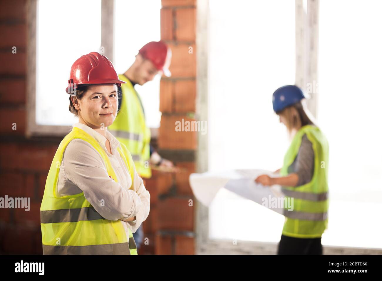 lavoratore, investitore, ispettore o architetto con il suo team. ingegneri cantiere in loco. espressione soddisfatta Foto Stock