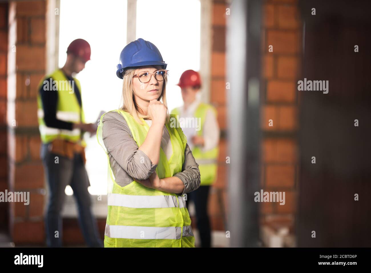 lavoratore, investitore, ispettore o architetto con il suo team. ingegneri cantiere in loco. espressione soddisfatta Foto Stock