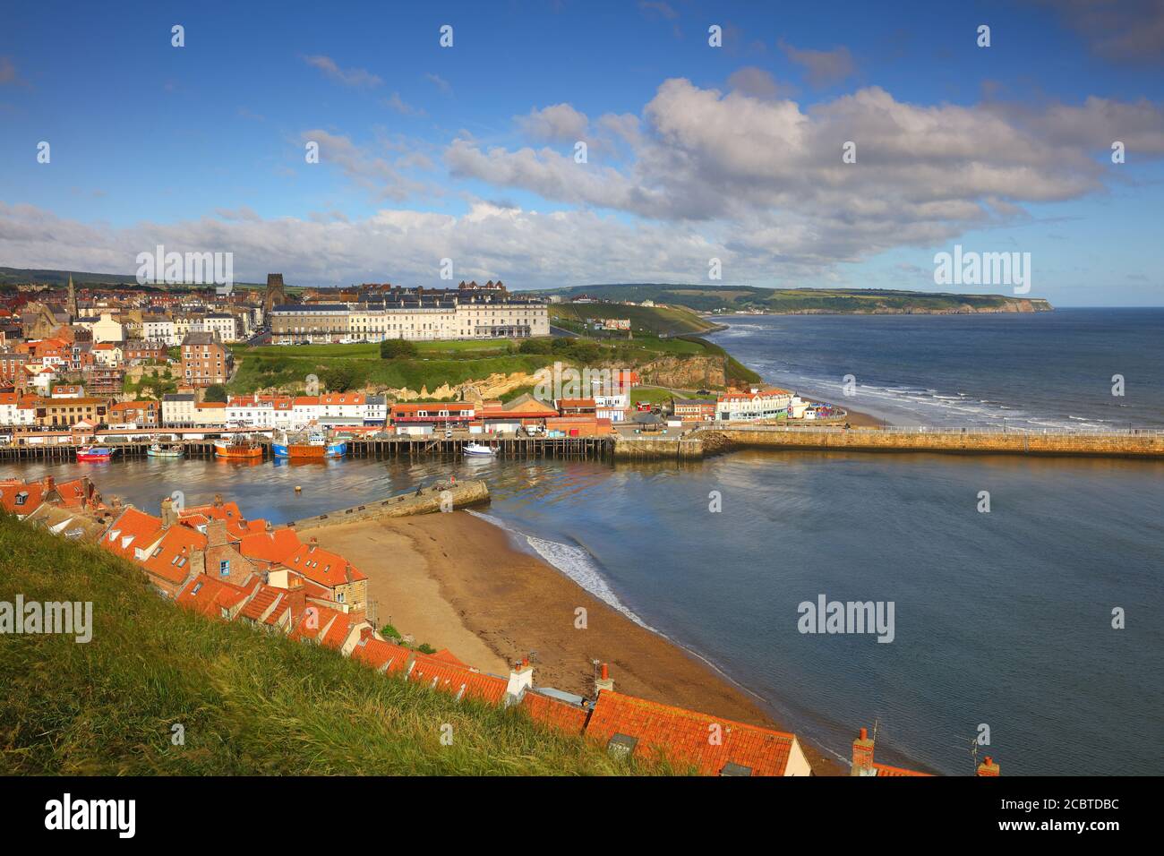 Immagine paesaggistica di Whitby con una spiaggia in primo piano e Blue Sky, North Yorkshire, Inghilterra, UK. Foto Stock