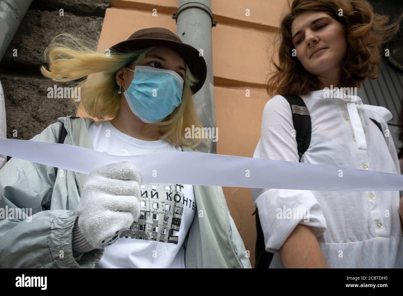 Mosca, Russia. 15 agosto 2020 Donne che tengono fiori e un nastro bianco, il simbolo del movimento di opposizione, durante un raduno contro i risultati delle elezioni presidenziali bielorusse di fronte all'ambasciata bielorussa a Mosca, Russia Foto Stock