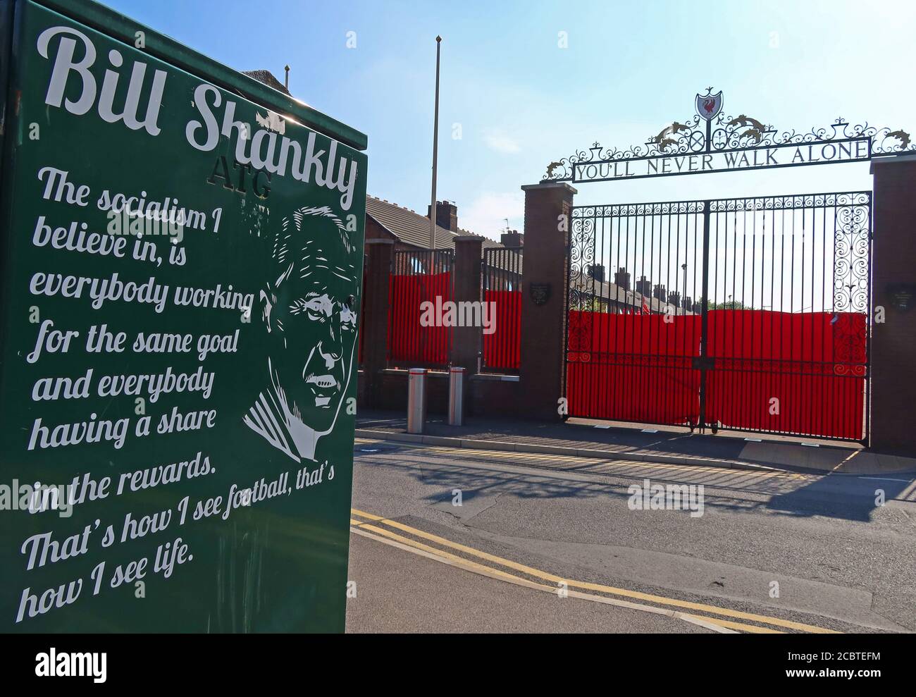 Bill Shankly, non camminerai mai da soli cancelli, LFC, Liverpool Football Club, Anfield, Premier League, Merseyside, North West England, UK, L4 2UZ Foto Stock