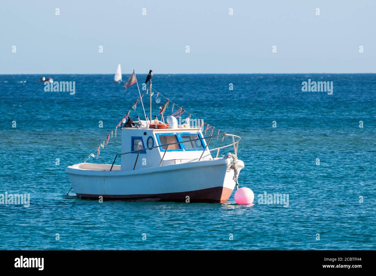 Foto di una piccola barca da pesca sull'isola di lanzarote, le isole canarie spagna Foto Stock