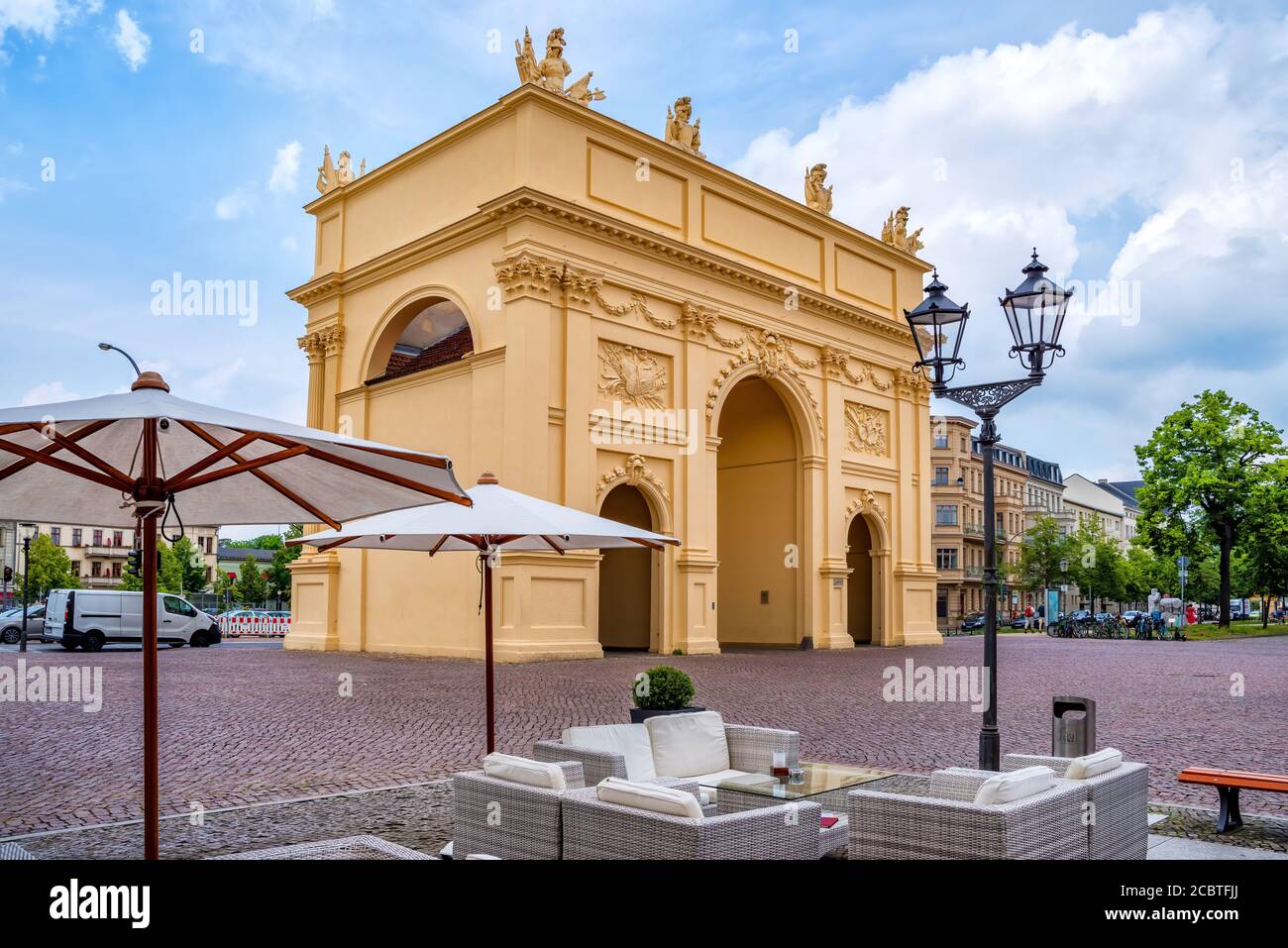 La porta di Brandeburgo (in tedesco: Brandenburger Tor) sulla Luisenplatz a Potsdam Foto Stock