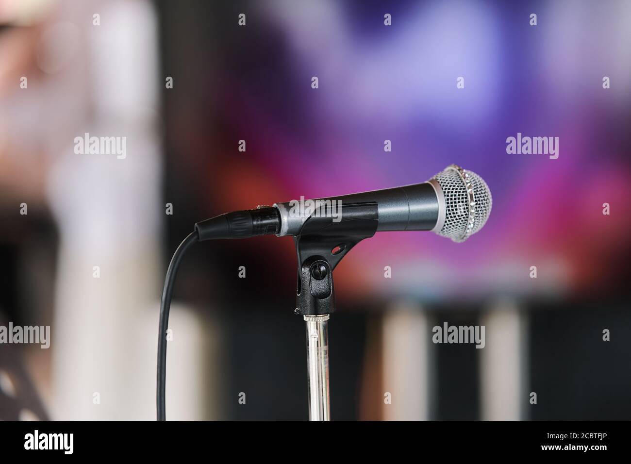Microfono professionale da studio per la registrazione vocale. Studio di registrazione audio. Camera insonorizzata. Foto Stock