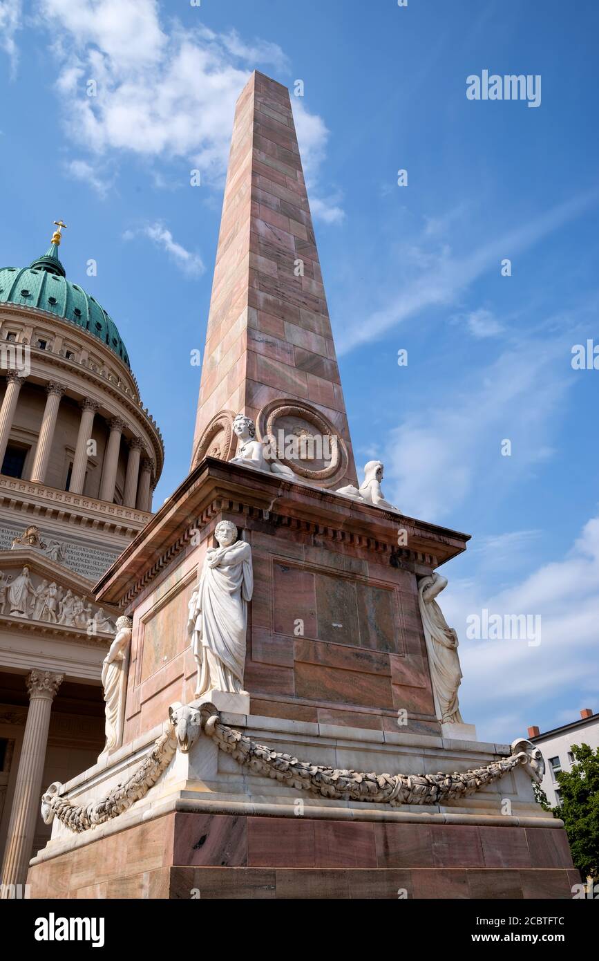 Obelisco con medaglione Georg Wenzeslaus von Knobelsdorffs e Chiesa di Nikolai sullo sfondo Foto Stock