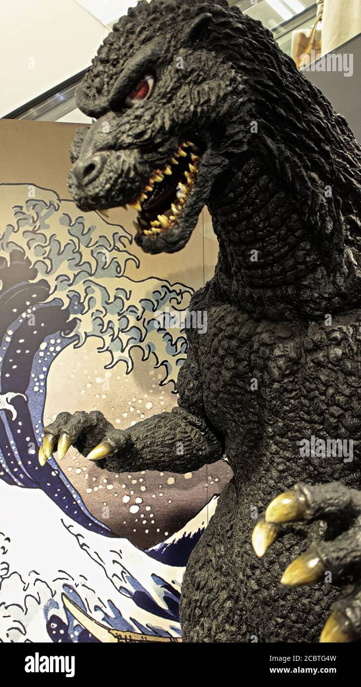 Una vista della versione giapponese della statua originale di Godzilla in Links Umeda, Osaka. Foto Stock