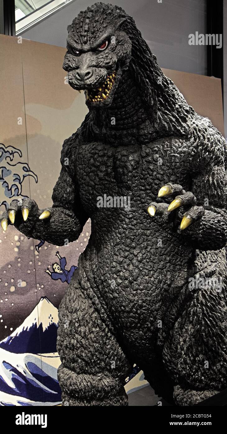 Una vista della versione giapponese della statua originale di Godzilla in Links Umeda, Osaka. Foto Stock