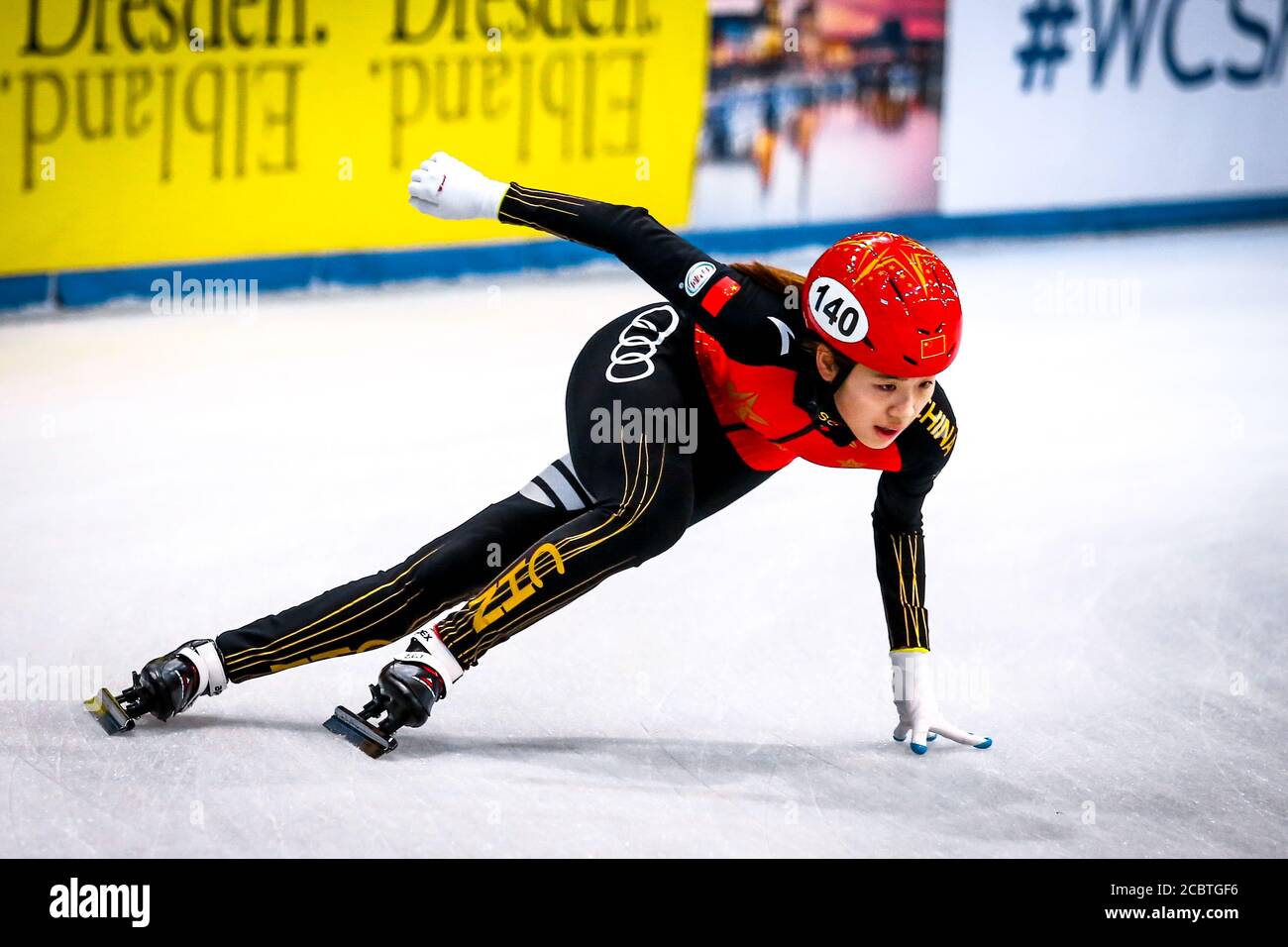 Dresda, Germania, 03 febbraio 2019: Chutong Zhang della Cina compete durante il Campionato del mondo di Pattinaggio a corto circuito dell'ISU Foto Stock