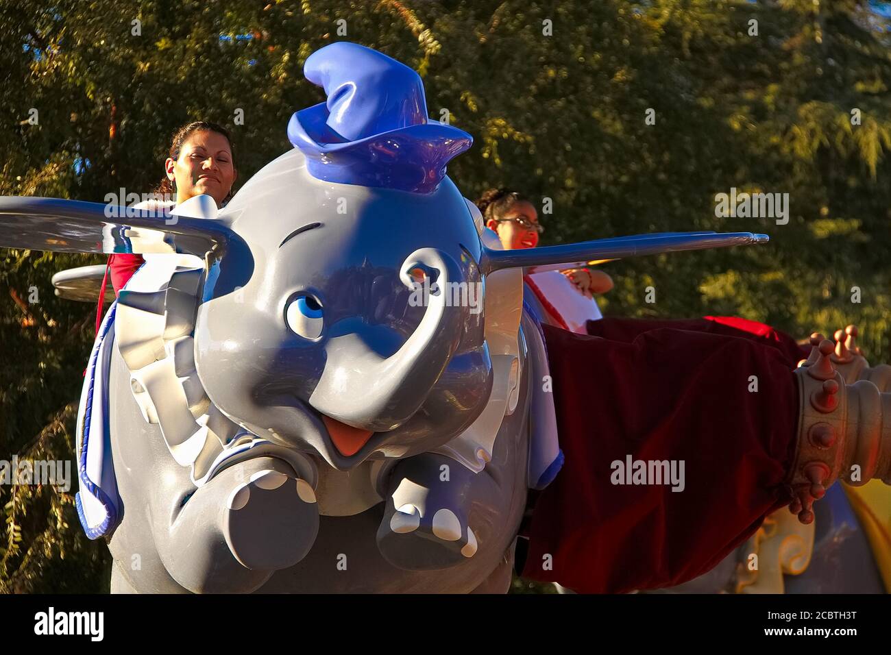 L'elefante volante Dumbo è una delle giostre originali di Disneyland Fantasyland, Anaheim, California. Questo si basa sulla feat animata Walt Disney del 1941 Foto Stock