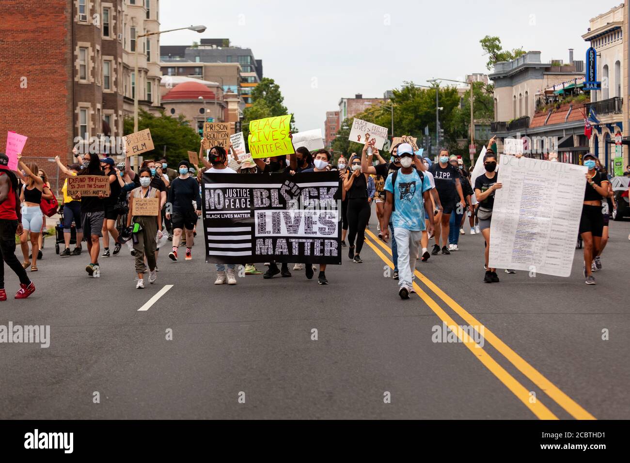 Washington, DC, Stati Uniti. 15 agosto 2020. Nella foto: I dimostranti al Defund la polizia marcia a piedi attraverso Columbia Heights, chiudendo la strada nel processo. Credit: Allison C Bailey/Alamy Credit: Alison Bailey/Alamy Live News Foto Stock