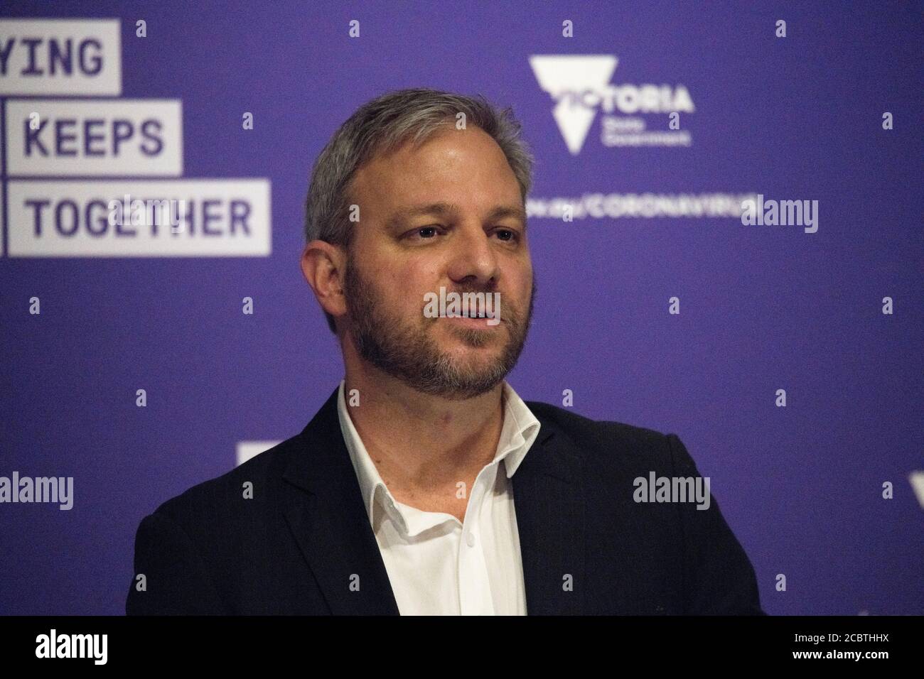 Melbourne, Australia, 15 agosto 2020, Chief Health Officer, il professor Brett Sutton, parla durante la conferenza stampa quotidiana che si tiene per aggiornare i media e la popolazione dello stato di Victoria sugli sforzi per contenere la diffusione del virus della corona nel secondo stato più popoloso dell’Australia. Credit: Michael Currie/Alamy Live News Foto Stock