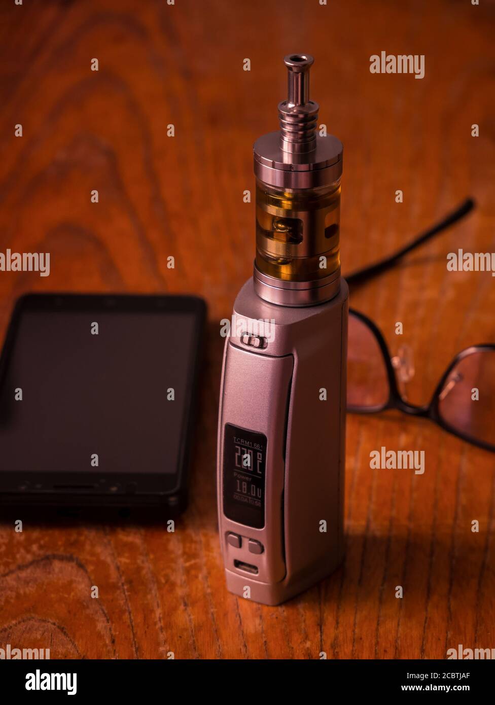 Vaping mod con atomizzatore, vape mod, smartphone e occhiali. Foto Stock