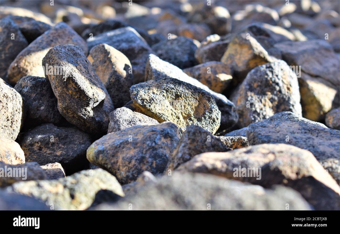 Closeup di rocce grigio blu con bordi arrotondati e ruvidi, appuntiti che pavimentano un percorso Foto Stock