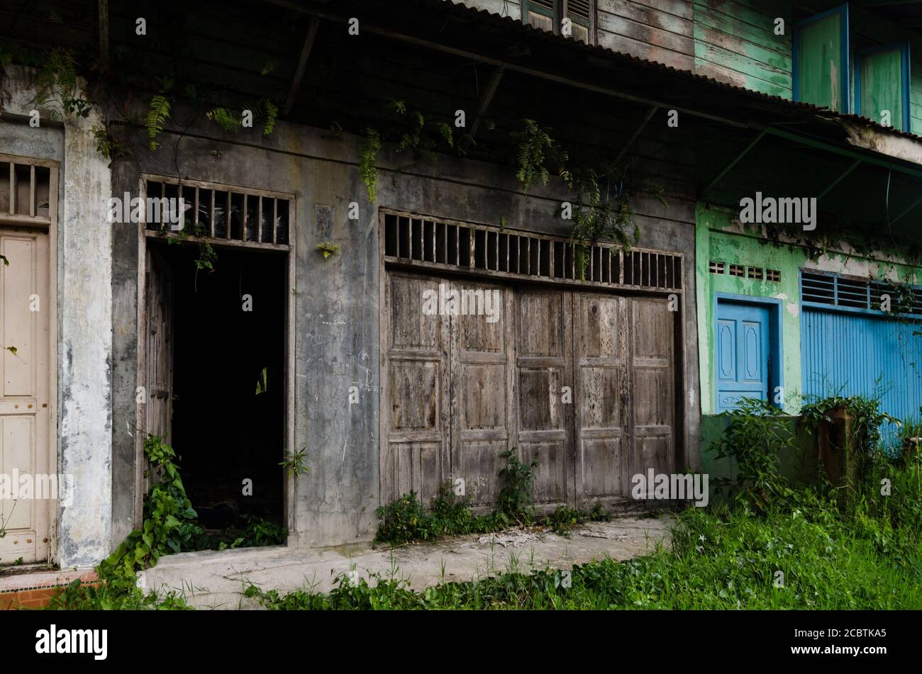 Avventura alla città fantasma abbandonata di Mount. Sinabung. Il villaggio è stato distrutto dal disastro naturale dell'eruzione vulcanica. Foto Stock