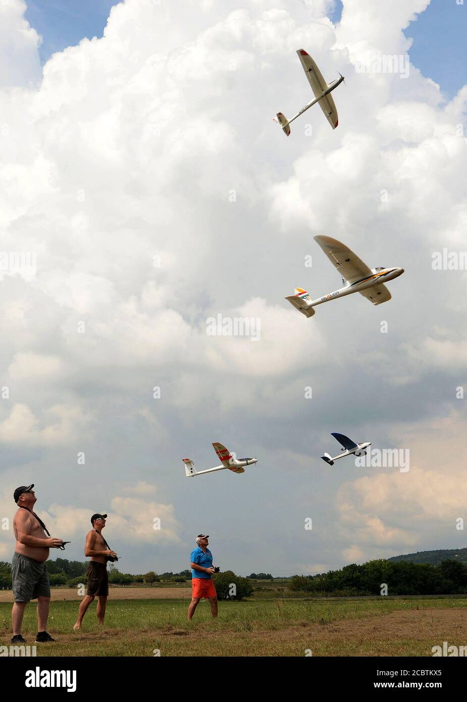 L'Università di Budapest della tecnologia e dell'economia durante la giornata di pratica del Model Airplane Club presso la pista di atterraggio dell'aeroplano modello Örvényes. Gli appassionati utilizzano trasmettitori radio con telecomando per volare i loro aeroplani modello in miniatura di riproduzione come un hobby. Credit: SOPA Images Limited/Alamy Live News Foto Stock