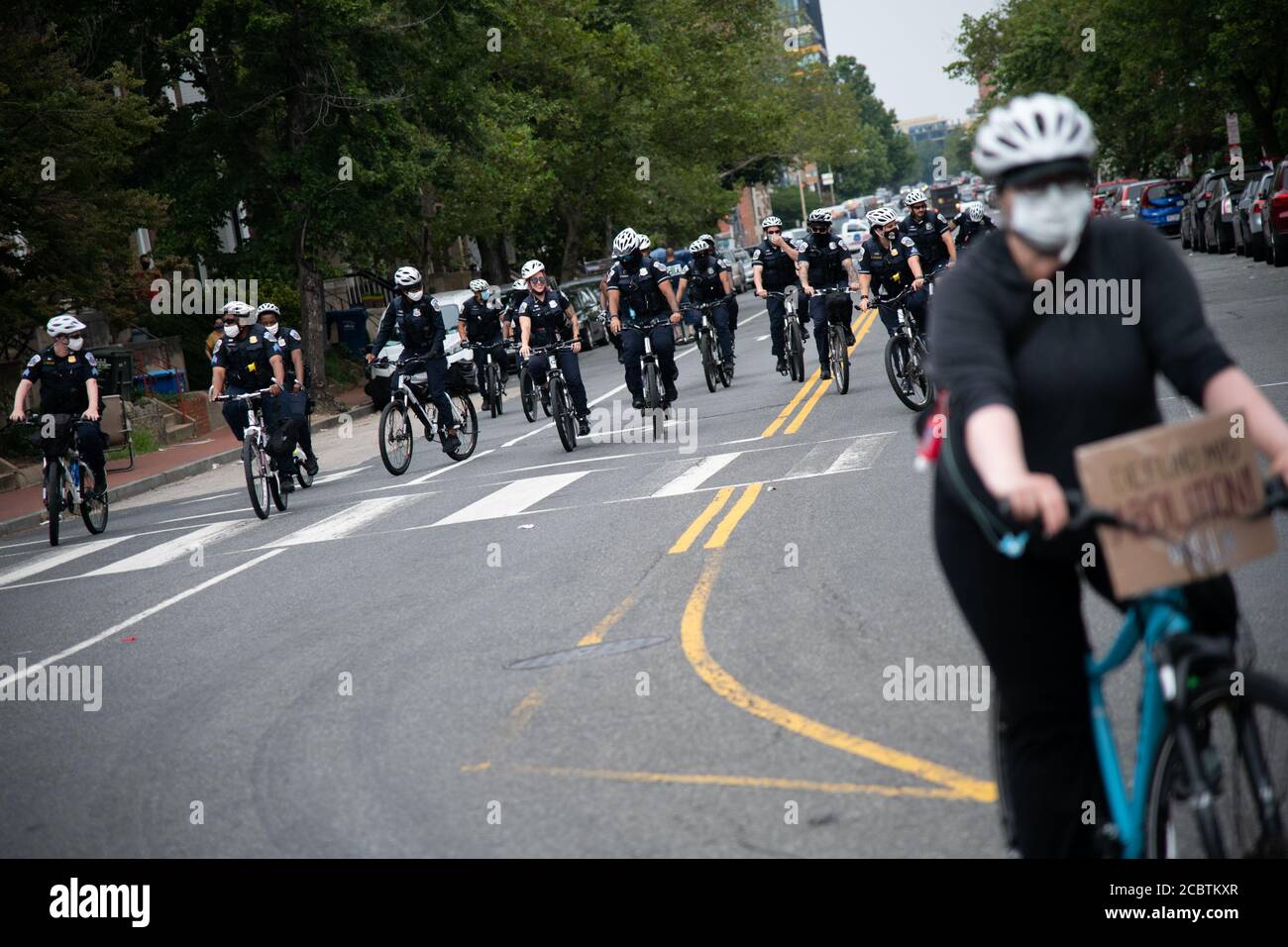 Gli ufficiali di polizia seguono una protesta contro il razzismo sistemico e la violenza della polizia che ha marciato attraverso Washington, DC, in un periodo di pioggia del 15 2020 agosto, in mezzo alla pandemia del coronavirus. Dopo un incidente avvenuto all'inizio della settimana che ha visto la polizia metropolitana di Washington arrestare più di 40 manifestanti durante una presunta rivolta che i testimoni e le relazioni dicono sia stata una manifestazione per lo più pacifica, i manifestanti - tra cui molti che erano stati recentemente liberati dalla prigione senza alcuna accusa - hanno marciato di nuovo in tutta la città per un'undicesima settimana. (Graeme Sloan/Sipa USA) Foto Stock