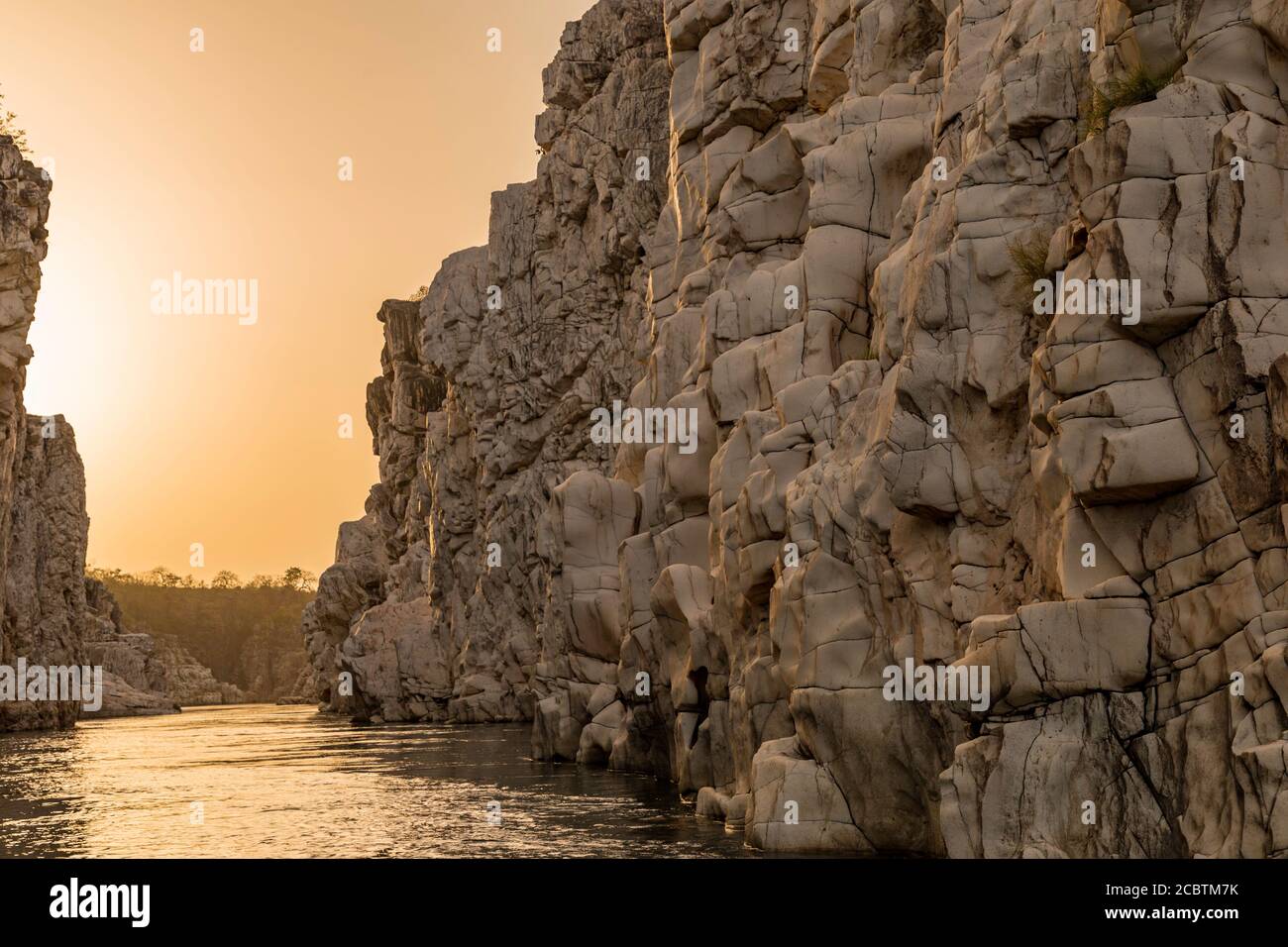 Bhedaghat Jabalpur Madhya Pradesh Vista del fiume Narmada con bella Luce dorata sulle rocce di marmo Foto Stock