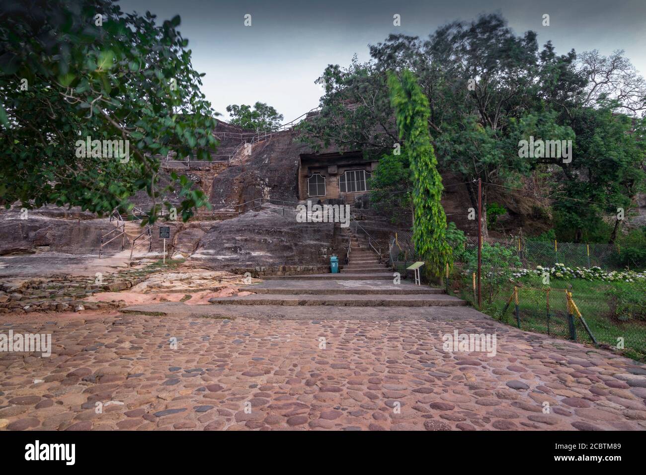 Grotte di Shri Panch Pandav. Pachmarhi 5 grotte scavate più di 1000 anni fa, con una vista formale giardino Foto Stock