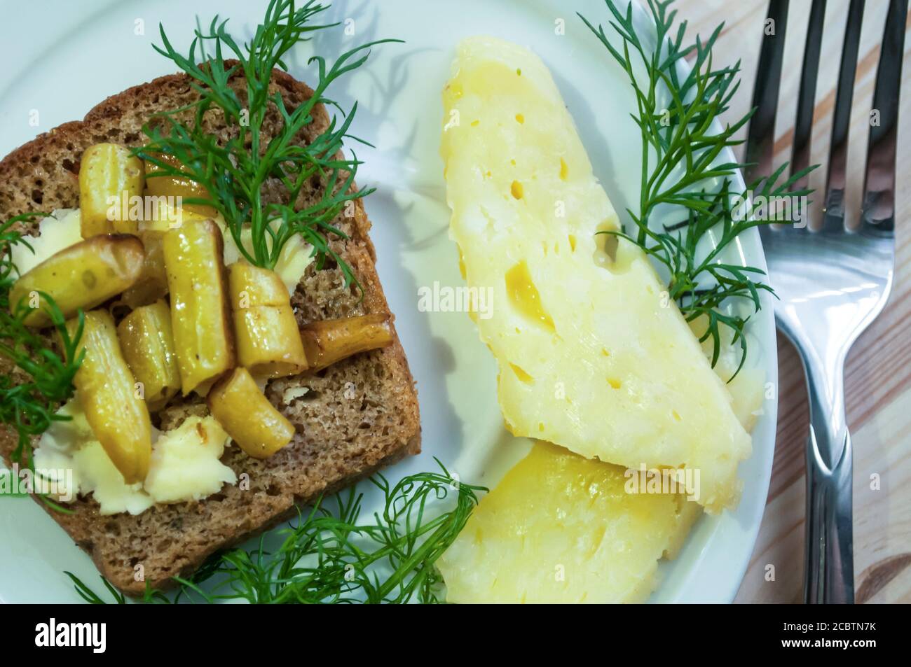 toast di verdure con pane di segale, aneto, verde e formaggio su sfondo ligneo Foto Stock